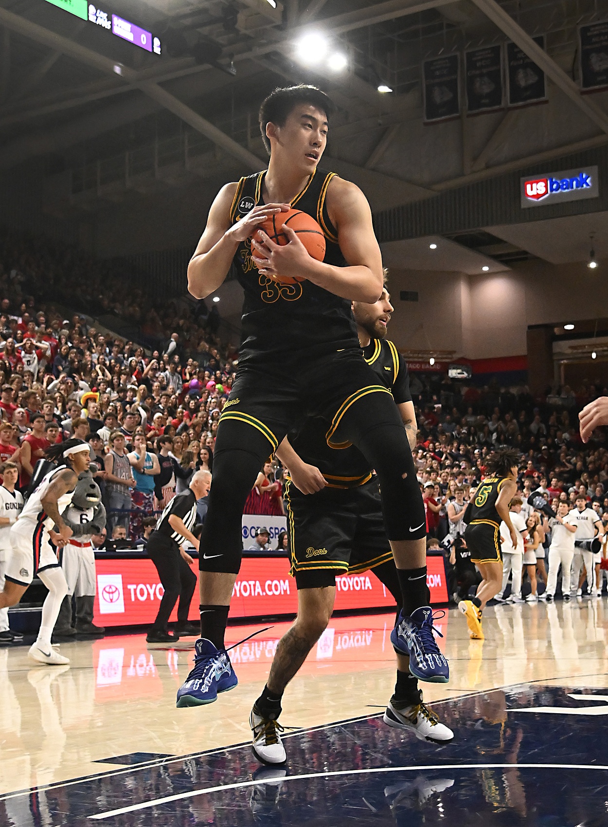 开云app下载-媒体人：没出场时间让人糟心 王俊杰转校去适合自己风格的球队吧